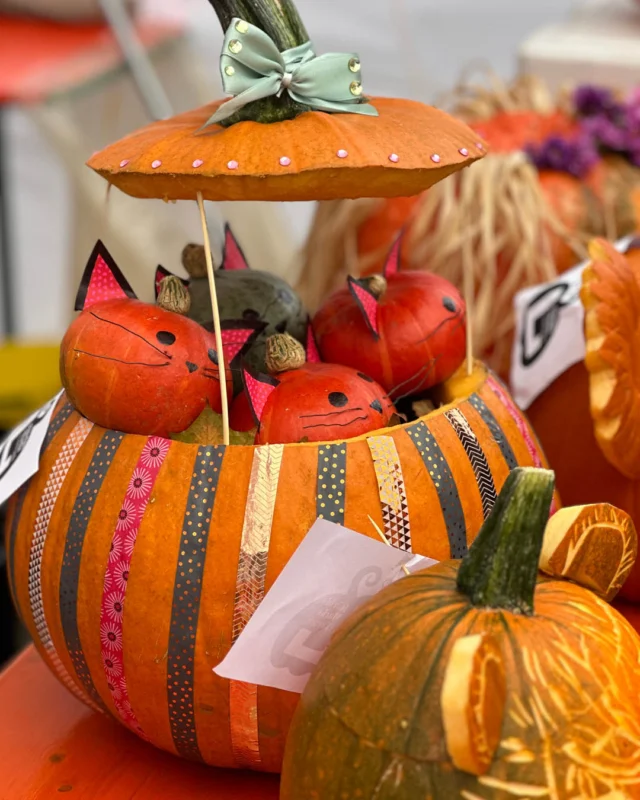 Kürbisschnitzwettbewerb beim Pro Lörrach Herbstfest – Macht mit! 🎃🍂

Schnappt euch einen Kürbis und werdet kreativ! Beim Kürbisschnitzwettbewerb der @stadtloerrach auf dem Pro Lörrach Herbstfest sind alle herzlich eingeladen mitzumachen – ganz ohne Anmeldung. 🙌

Ob groß oder klein, Anfänger oder Schnitzprofi: Jede kreative Idee ist willkommen! ✨

🎃 Kürbisschnitzen:
📅 Samstag | 12–16 Uhr
📅 Sonntag | 13–16 Uhr

🏆 Prämierung:
Sonntag ab 17 Uhr

Zu gewinnen gibt es Pro Lörrach Gutscheine in verschiedenen Werten! 

📸 Ein paar Eindrücke aus den vergangenen Jahren findet ihr hier – vielleicht ist euer Kürbis dieses Jahr auch dabei!

Pro Lörrach Herbstfest 2026
📅 Samstag, 10. Oktober | 10–18 Uhr
📅 Sonntag, 11. Oktober | 13–18 Uhr
🛍️ Sonntag mit verkaufsoffenem Sonntag

Wir freuen uns auf eure Kürbis-Kunstwerke! 🎃🍂