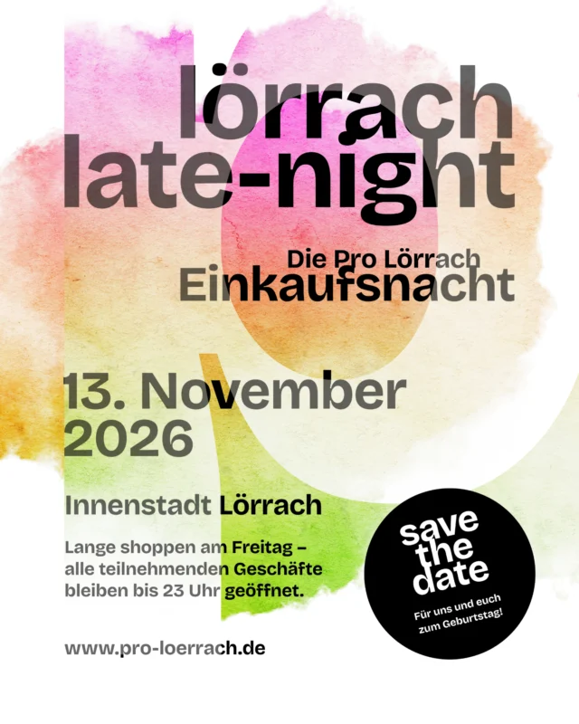 SAVE THE DATE🛍️✨

Nach dem Herbstfest ist vor Lörrach Late-Night!

🗓️ 13. November 2026
🕡 18–23 Uhr
📍Innenstadt Lörrach

Shoppen in entspannter Atmosphäre, durch die Innenstadt bummeln, besondere Aktionen & Specials unserer Händler entdecken!✨
Und bei einem Getränk den Abend gemeinsam ausklingen lassen! 🥂

Termin vormerken – wir sehen uns!