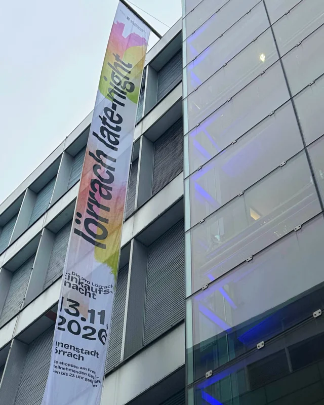 Lörrach Late-Night rückt näher! 🌙✨

Schon entdeckt? Bei Galeria machen unsere Fahnen Lust auf einen besonderen Abend in der Lörracher Innenstadt! 🛍️

50 Jahre Pro Lörrach – und wir feiern mit euch! 🎉

Länger bummeln, besondere Aktionen entdecken, leckeres Essen genießen und den Abend bei Musik und Feuershow ausklingen lassen.

📅 13. November 2026
🕕 18–23 Uhr
📍 Innenstadt Lörrach

Wer freut sich schon auf Lörrach Late-Night? 🙌